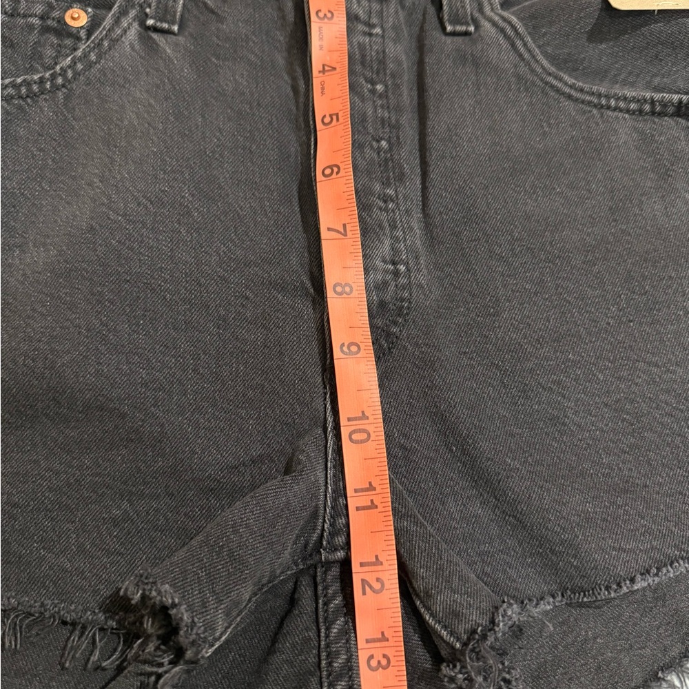 Levi’s Women high rise fitted denim shorts through the hip - Picture 8 of 10
